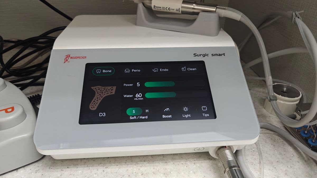 Woodpecker Surgic Smart ultrasonic bone cutter touchscreen control unit in Bone mode
